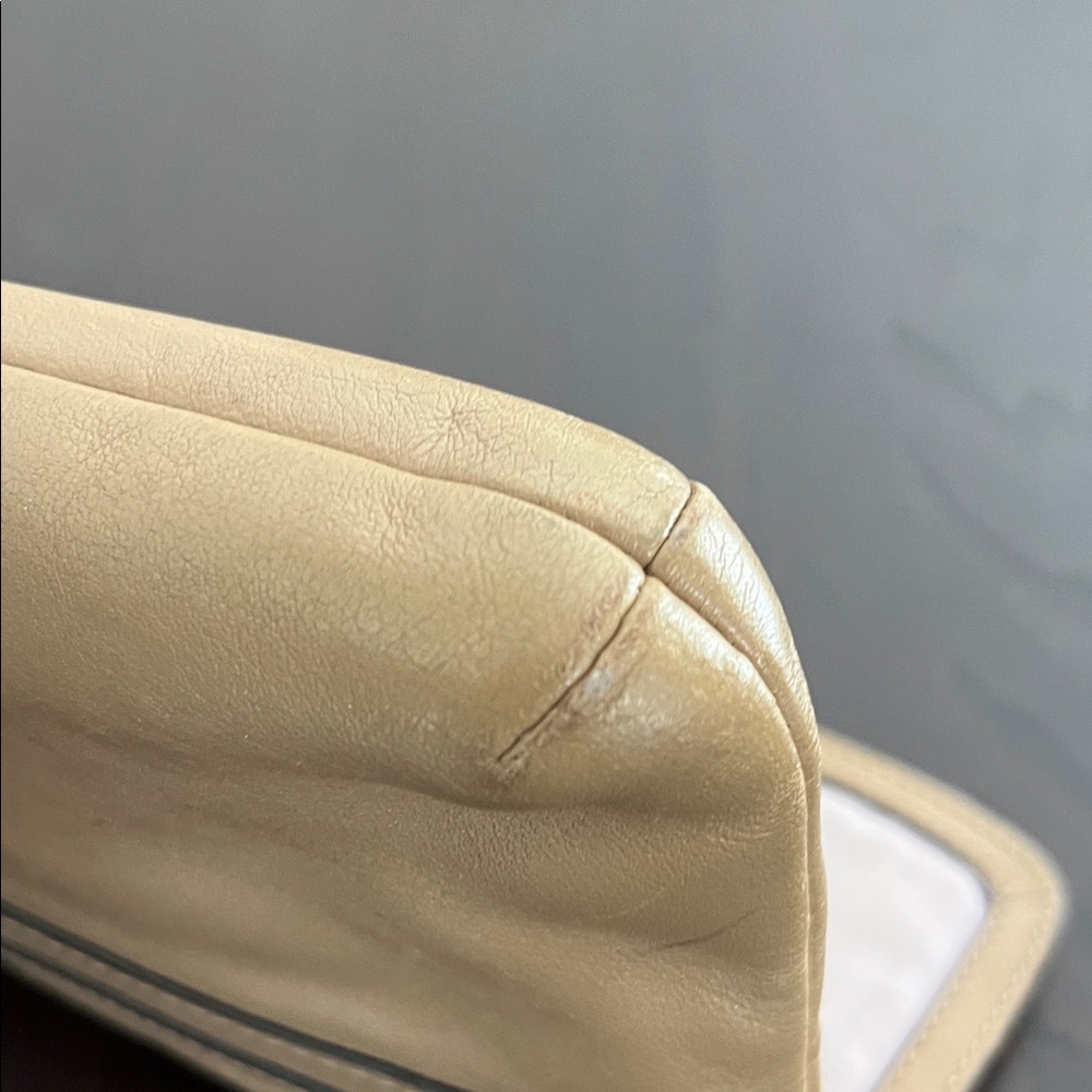 Very vintage Coach Tan Leather Clutch with Gold Accent - Picture 8 of 9